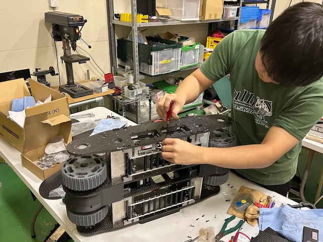 活動室でロボットを組み立てるメンバー