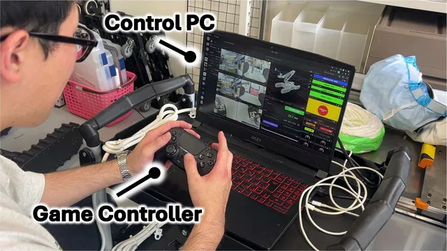ゲームコントローラーと操縦用 PC で Seek を操縦している様子